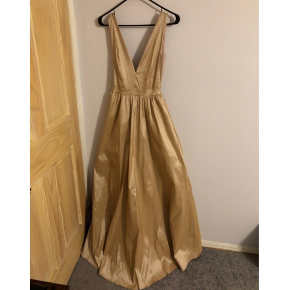 Nude/gold dress perfect for a gala or prom! ✨💖